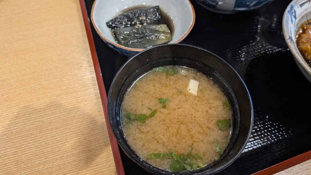 『和食処 佐とう』の出汁が効いた味噌汁
