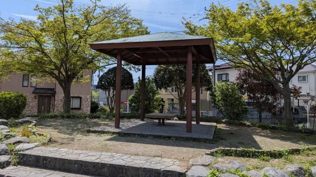宝田公園の屋根付きベンチ