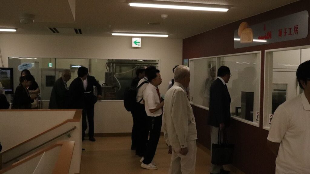 たこまんミルク菓子工房を見学する参加者