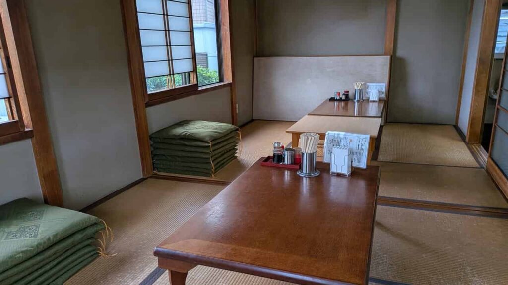 うめづのテーブルと座布団