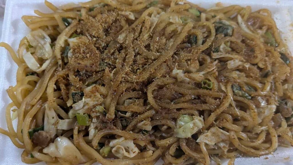 うめづのテイクアウトした焼きそばのアップ画像