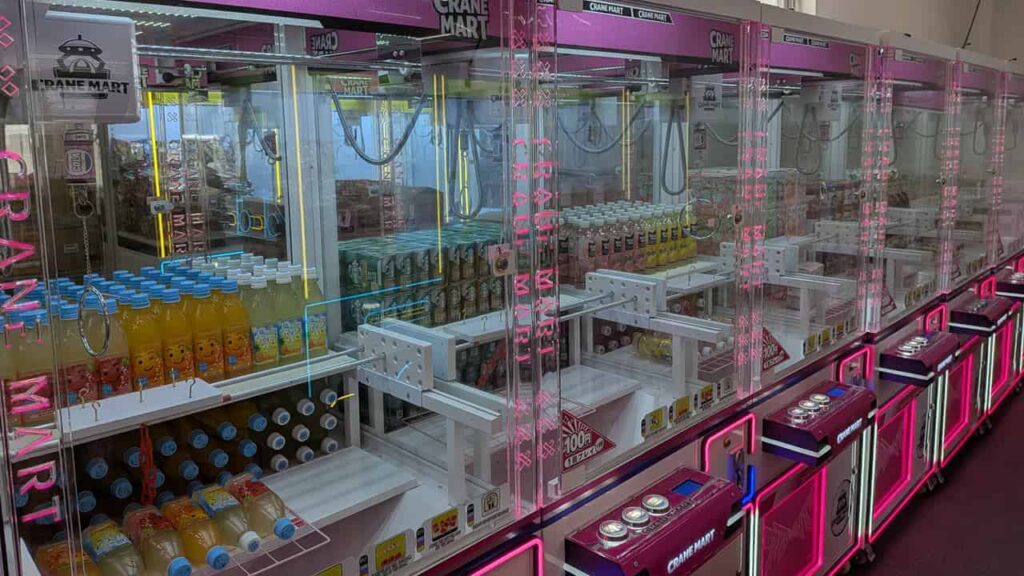 お菓子やドリンクが取れるクレーンゲーム