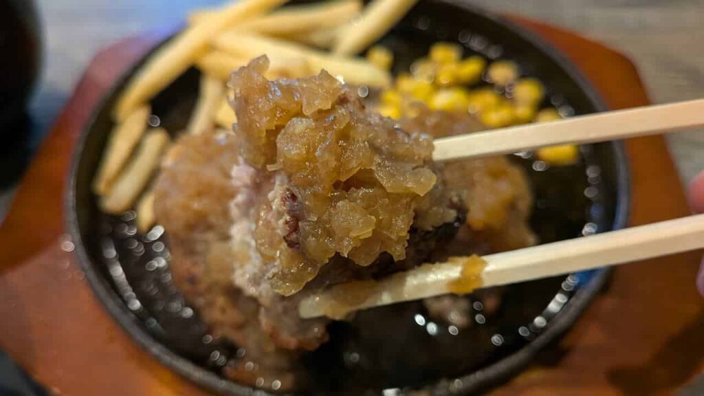ハンバーグ定食を食べる