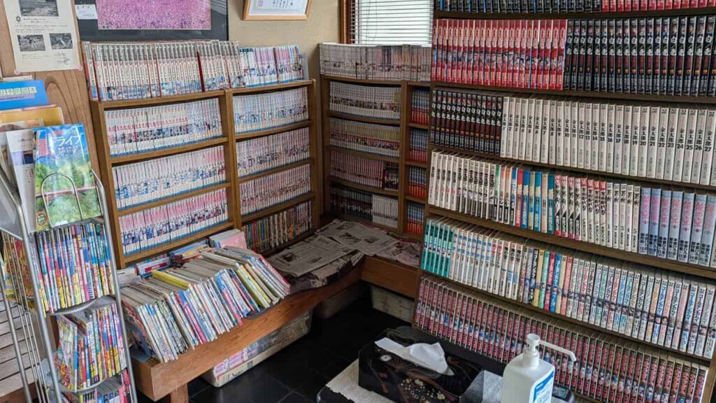 岩市の店内にある漫画本