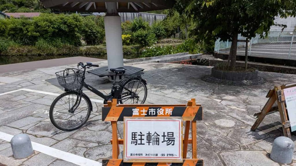 泉の郷湧水公園の駐車場・駐輪場