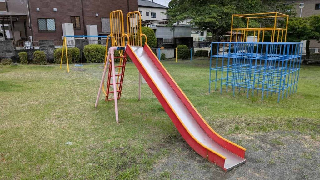 安居山公園のすべり台