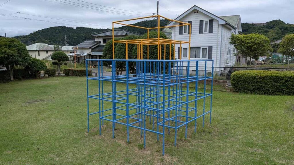 安居山公園のジャングルジム