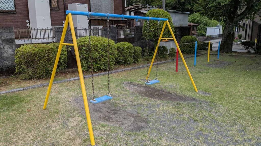 安居山公園のブランコ